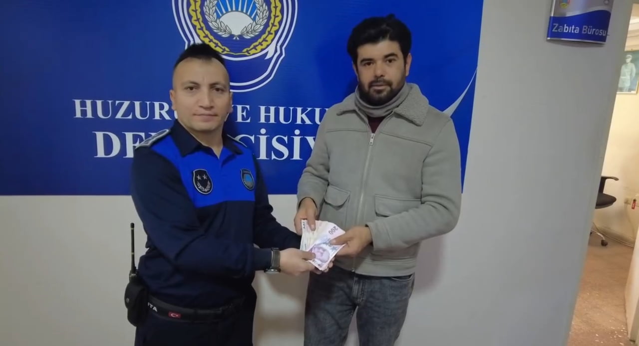 ÇANKIRI’DA BİR VATANDAŞ, ATM’DE BULDUĞU 5 BİN LİRAYI SAHİBİNE TESLİM ETTİ.