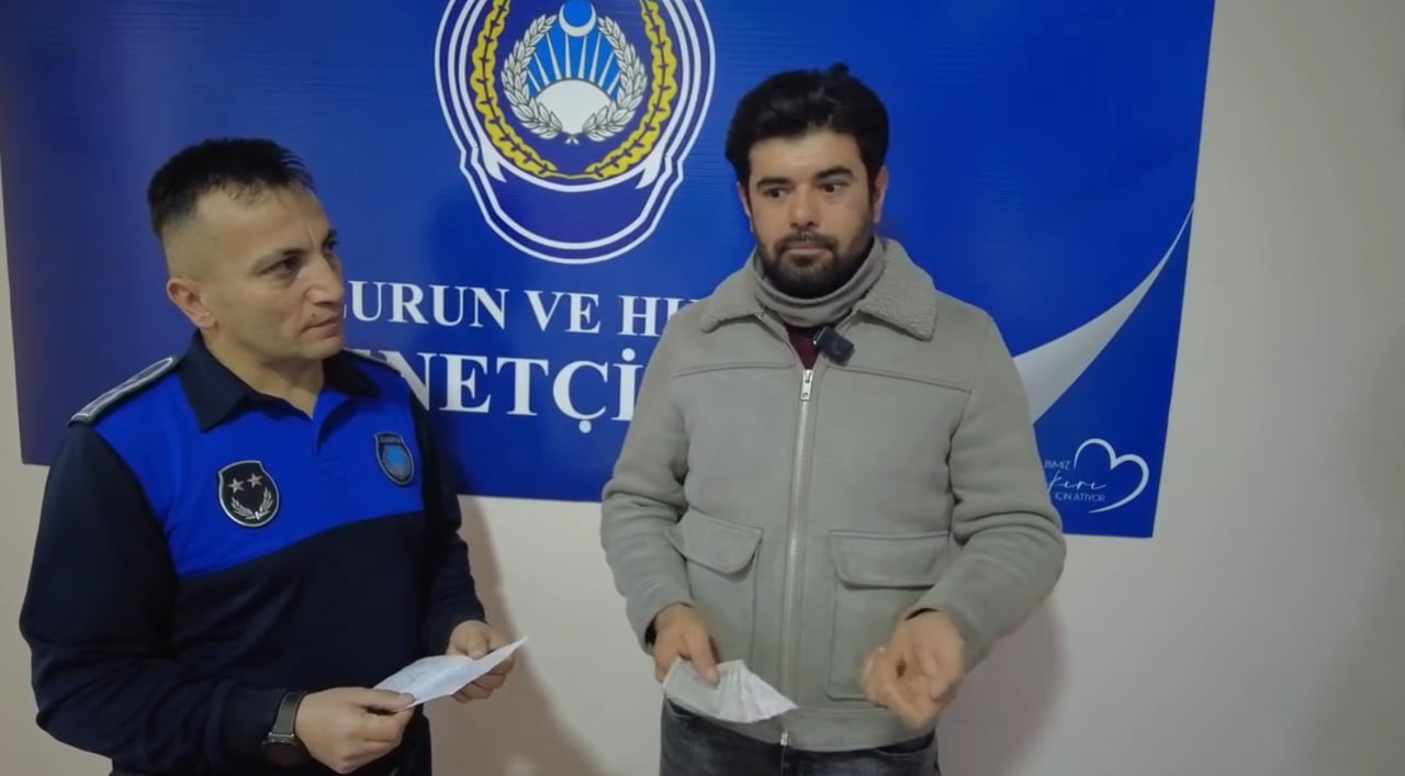 ÇANKIRI’DA BİR VATANDAŞ, ATM’DE BULDUĞU 5 BİN LİRAYI SAHİBİNE TESLİM ETTİ.