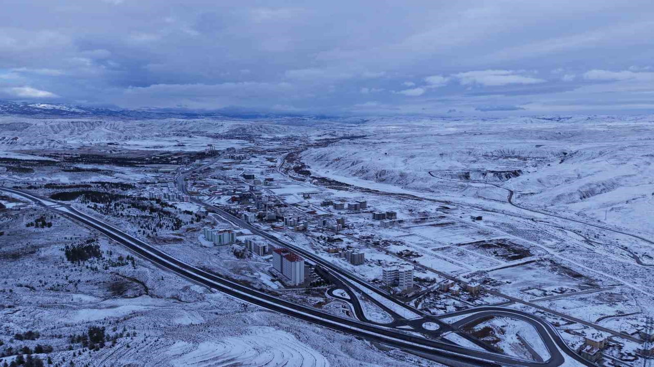 ÇANKIRI’DA KAR YAĞIŞI İLE BEYAZA BÜRÜNEN KENT MERKEZİ DRON İLE GÖRÜNTÜLENDİ.