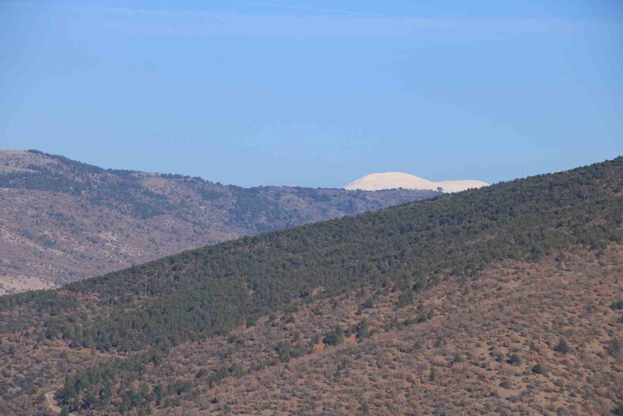 ÇANKIRI’DA SONBAHAR VE KIŞ MEVSİMİNİN AYNI KAREDE YER ALDIĞI ORMANLAR, DOĞANIN FARKLI...