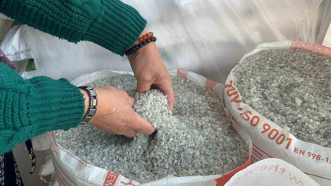 ÇANKIRI’DA YAŞAYAN 56 YAŞINDAKİ FATMA ŞAHİN, DÜKKANINDA SATTIĞI TUZ VE TUZ ÜRÜNLERİ SAYESİNDE...