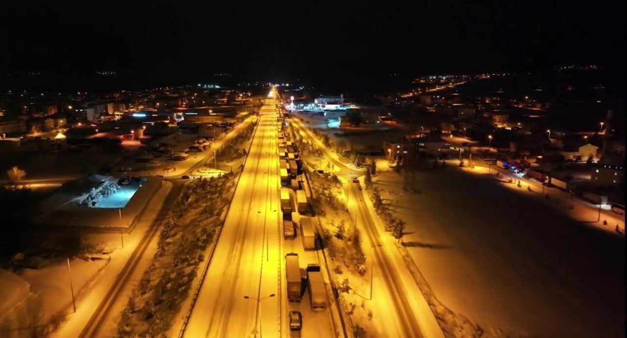ÇANKIRI’NIN ÇERKEŞ İLÇESİNDE KAR YAĞIŞI VE BUZLANMA SONUCU KAYAN ARAÇLAR SEBEBİYLE D100 KARA YOLU...