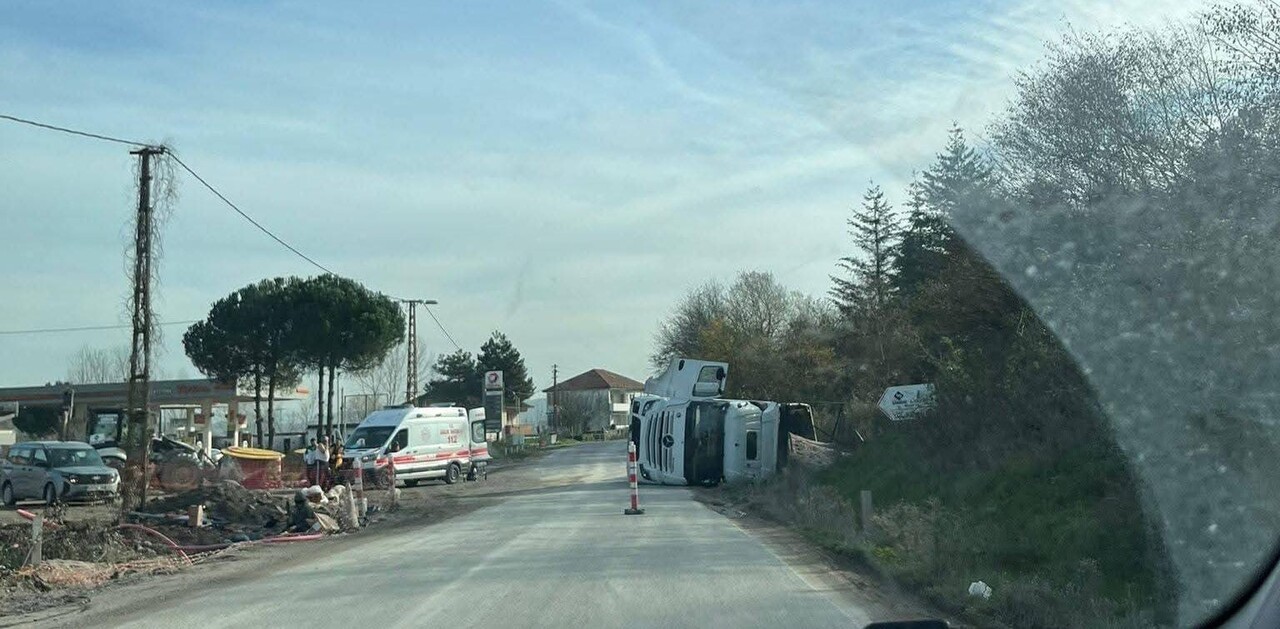 ÇAYCUMA'DA KONTROLÜ KAYBEDEN TIR DEVRİLDİ