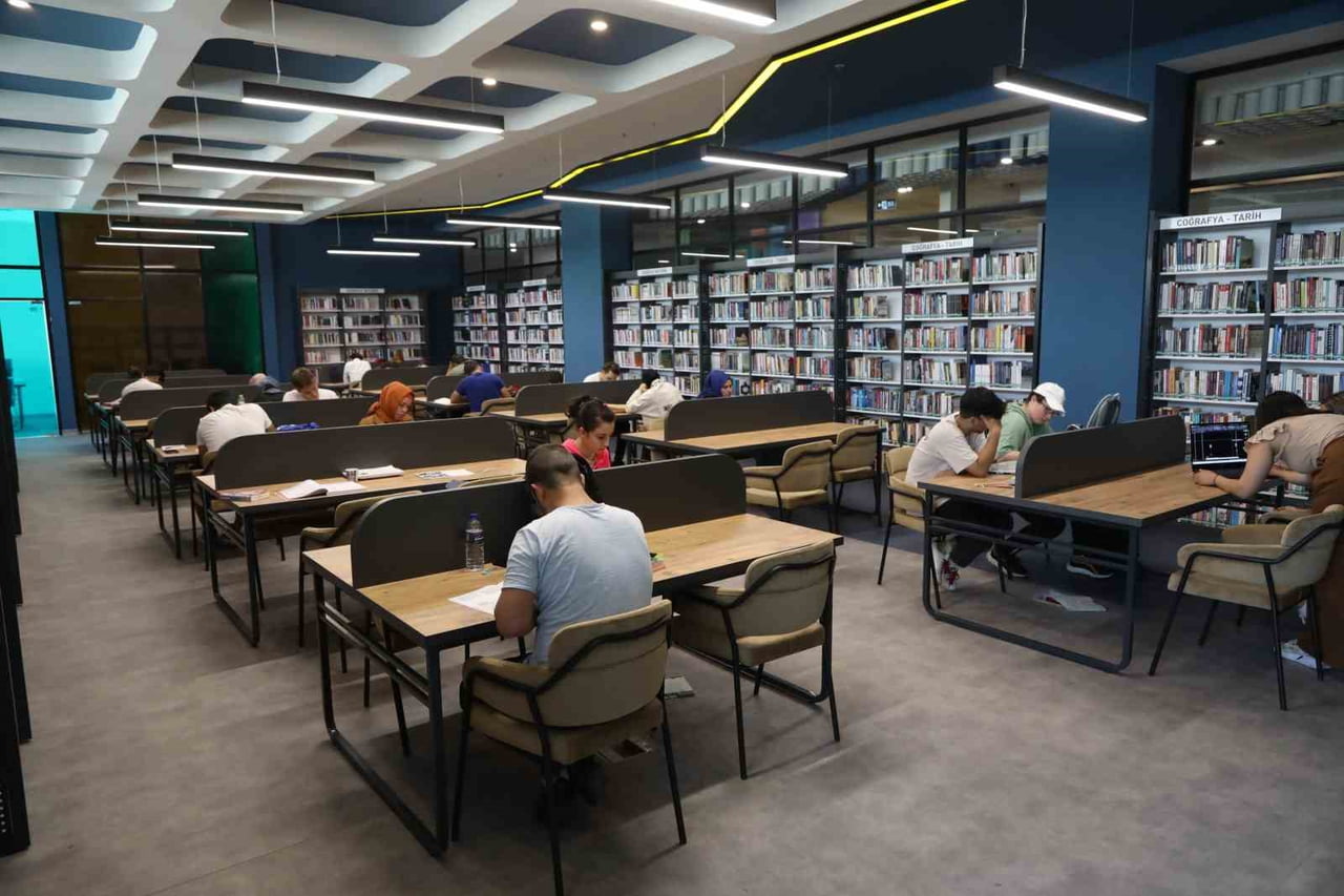 ÇAYIROVA BELEDİYESİ TARAFINDAN İLÇEYE KAZANDIRILAN AKSE KİTAP KAHVE VE PROF. DR. NECMETTİN ERBAKAN...