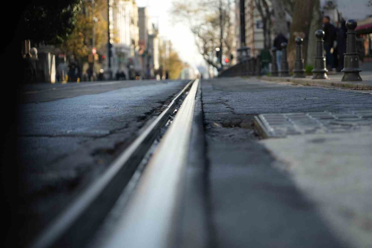 ÇEMBERTAŞ'TA BULUNAN SULTAN 2. ABDÜLHAMİD HAN'IN TÜRBESİNDEN GEÇEN TRAMVAY SES İZOLASYONLU...