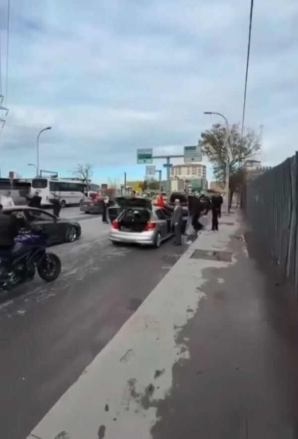 CEP TELEFONU KAMERASI GÖRÜNTÜLERİNDEN HALAY ÇEKEN GRUP