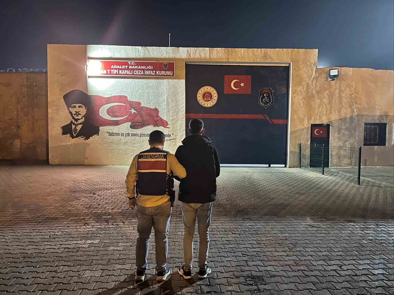 ÇEŞİTLİ SUÇLARDAN ARANAN 21 ŞAHIS YAKALANDI.