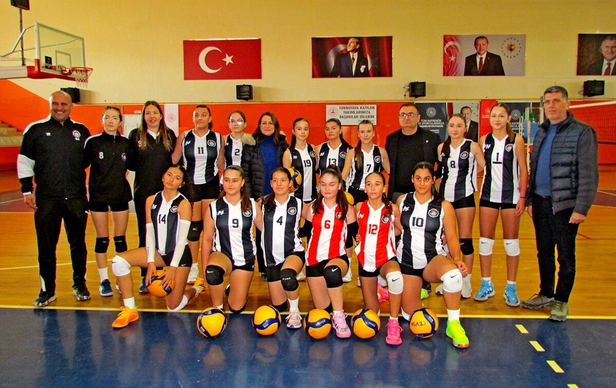 ÇEŞME BELEDİYESPOR KÜÇÜK KIZ VOLEYBOL TAKIMI, ÇEŞME SPOR SALONU’NDA OYNANAN KARŞILAŞMADA URLA...