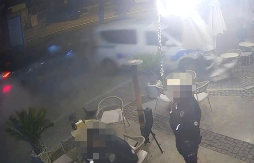 ÇEŞME’DE OTOMOBİLİN POLİS ARACINA ÇARPTIĞI ANLAR KAMERAYA YANSIDI