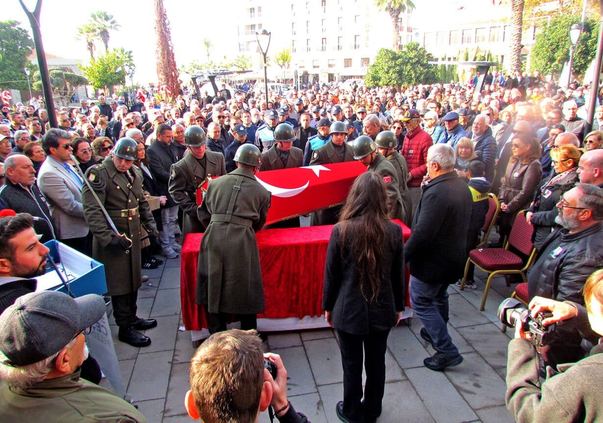 ÇEŞME’NİN ESKİ BELEDİYE BAŞKANI EMEKLİ ALBAY AHMET FAİK TÜTÜNCÜOĞLU, DÜZENLENEN ASKERİ TÖRENLE SON...