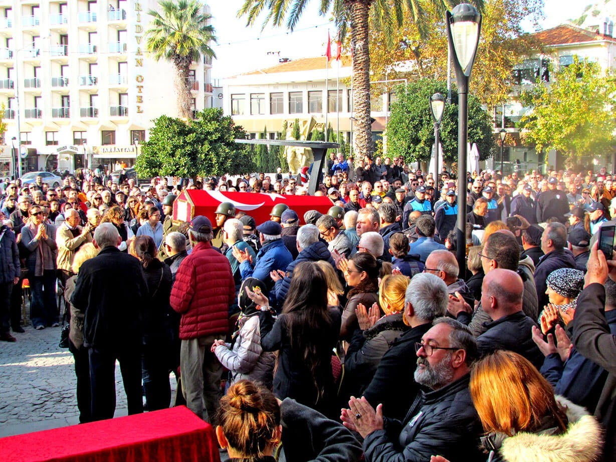 ÇEŞME’NİN ESKİ BELEDİYE BAŞKANI EMEKLİ ALBAY AHMET FAİK TÜTÜNCÜOĞLU, DÜZENLENEN ASKERİ TÖRENLE SON...