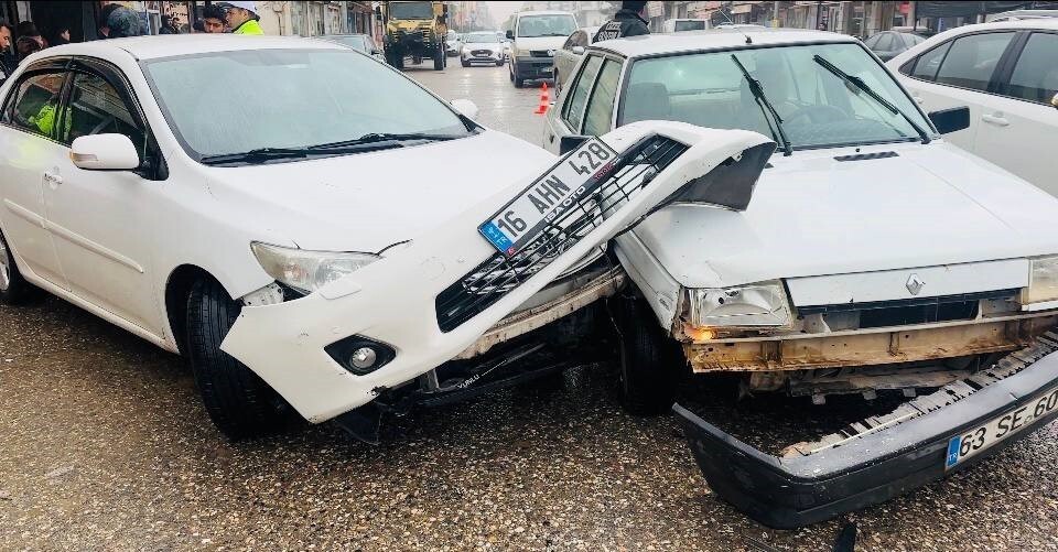 CEYLANPINAR'DA 2 OTOMOBİL ÇARPIŞTI