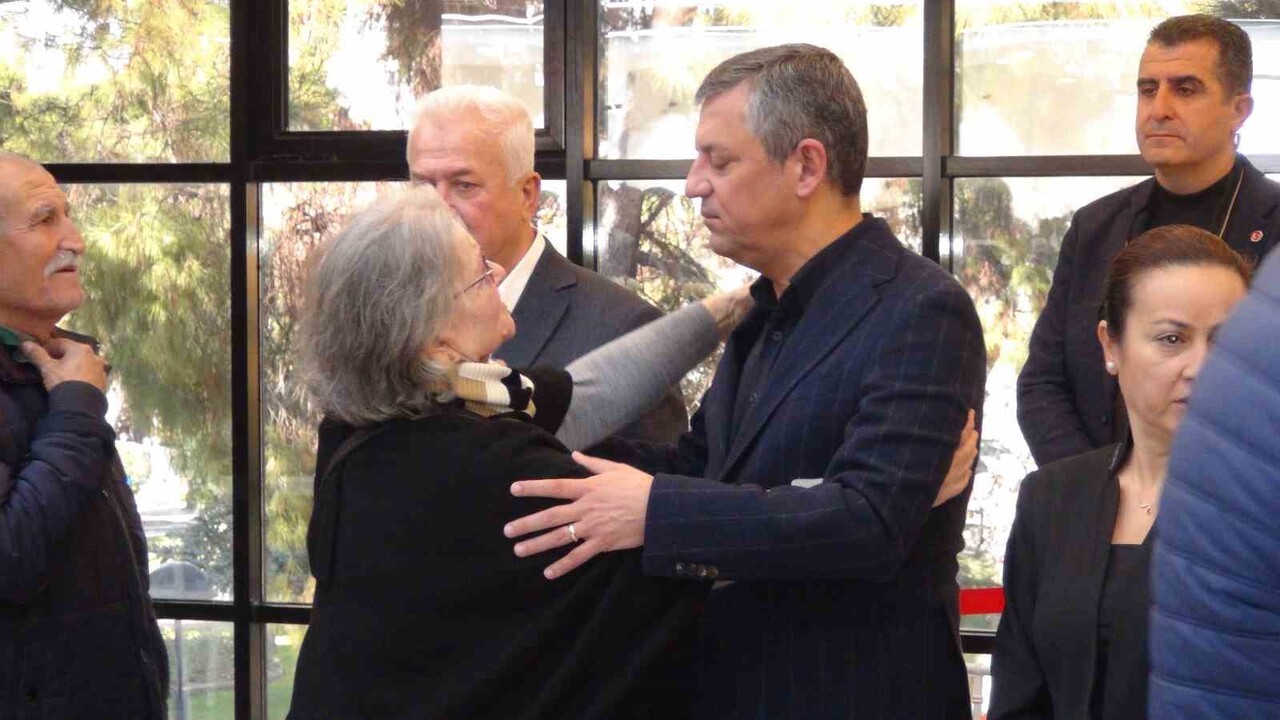 CHP GENEL BAŞKANI ÖZGÜR ÖZEL, 14 ARALIK'TA HAYATINI KAYBEDEN ŞEHZADELER BELEDİYE BAŞKANI GÜLŞAH...
