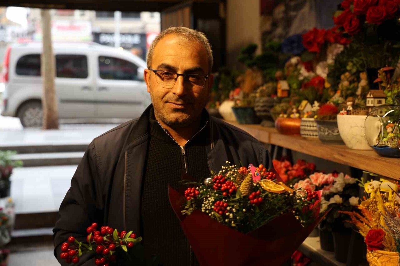 ÇİÇEKÇİ SERKAN EREL, GEÇTİĞİMİZ 2024 YILINDA OLDUĞU GİBİ BU YIL DA KOKİNA ÇİÇEKLERİ İÇİN ÇOK...