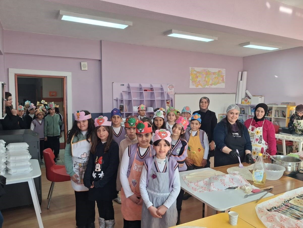 ÇILDIR İLKOKULU BÜNYESİNDE DÜZENLENEN YERLİ MALI HAFTASI ETKİNLİKLERİ, BU YIL "AİLE YILI"...