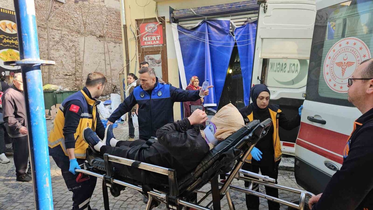 ÇİLİNGİRLER CADDESİ'NDE BİR KADIN, ZEMİNDEKİ BOZUKLUK SEBEBİYLE TAKILIP DÜŞEREK...