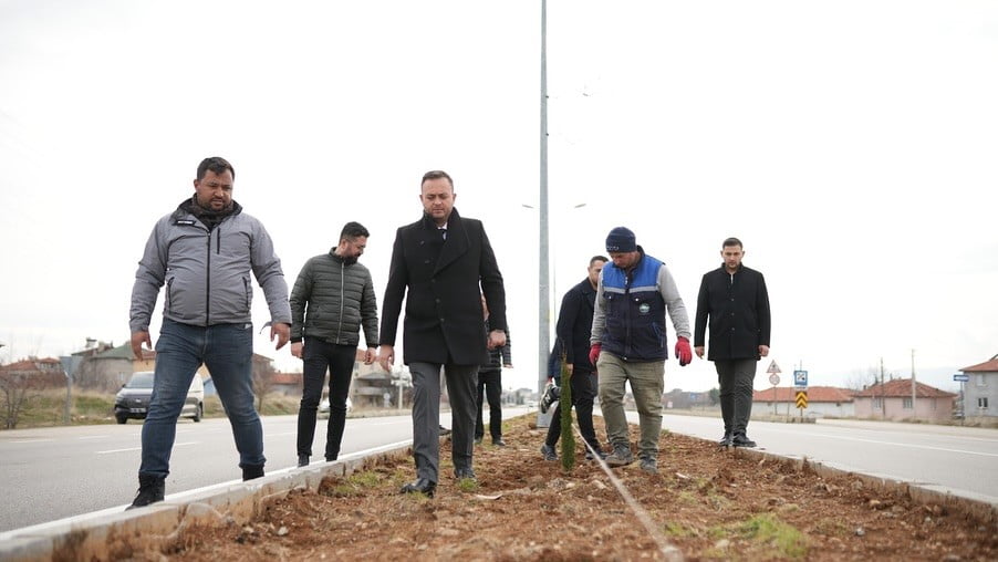 ÇİVRİL BELEDİYESİ İLÇENİN ÇEHRESİNİ DEĞİŞTİRMEK AMACIYLA PEYZAJ ÇALIŞMALARINI...