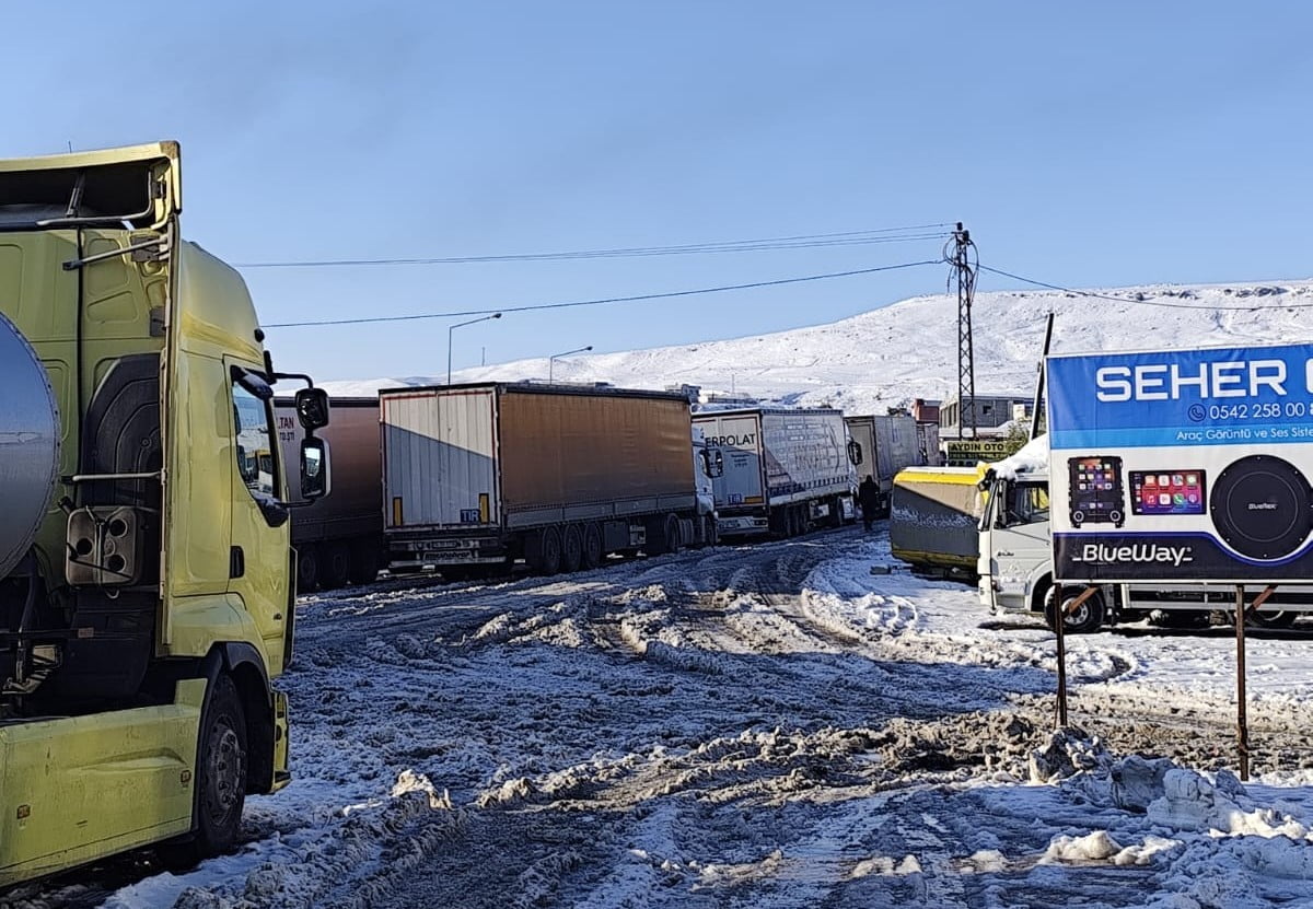 CİZRE’DE 6 YIL ARADAN SONRA ETKİLİ OLAN KAR YAĞIŞI, HAYATI DURMA NOKTASINA GETİRDİ. HASRETLE...