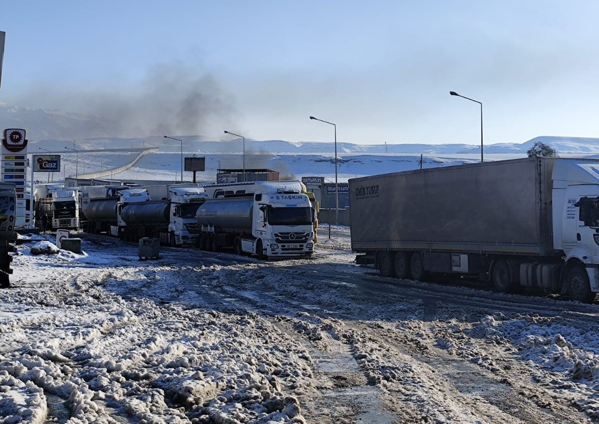 CİZRE’DE 6 YIL ARADAN SONRA ETKİLİ OLAN KAR YAĞIŞI, HAYATI DURMA NOKTASINA GETİRDİ. HASRETLE...