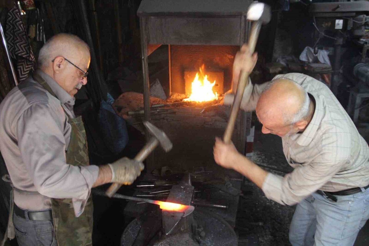 CİZRE’DE BİR ZAMANLAR DOKUZ AYRI DÜKKÂNDA SÜRDÜRÜLEN DEMİRCİLİK MESLEĞİ, BUGÜN YOK OLMA NOKTASINA...