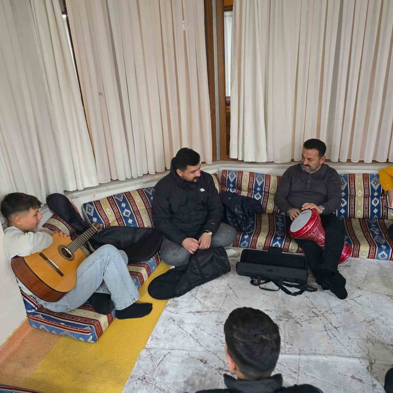 ÇOCUK EVLERİNDE KALAN ÇOCUKLARA ÇİZGİ FİLM SÜRPRİZİ