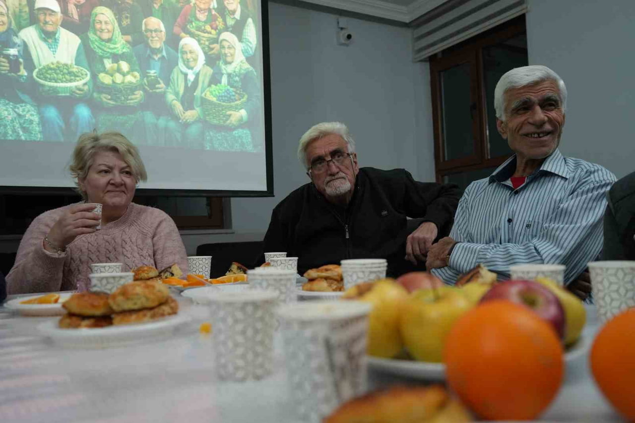 ÇOCUKLARDAN SONRA SIRA BÜYÜKLERDE: BAYBURT’TA YERLİ MALI HAFTASI HUZUREVİNDE TÜRKÜLER VE...