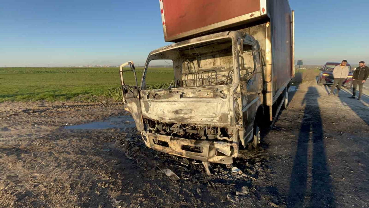 ÇORLU’DA YANAN KAMYONET DEMİR YIĞININA DÖNDÜ