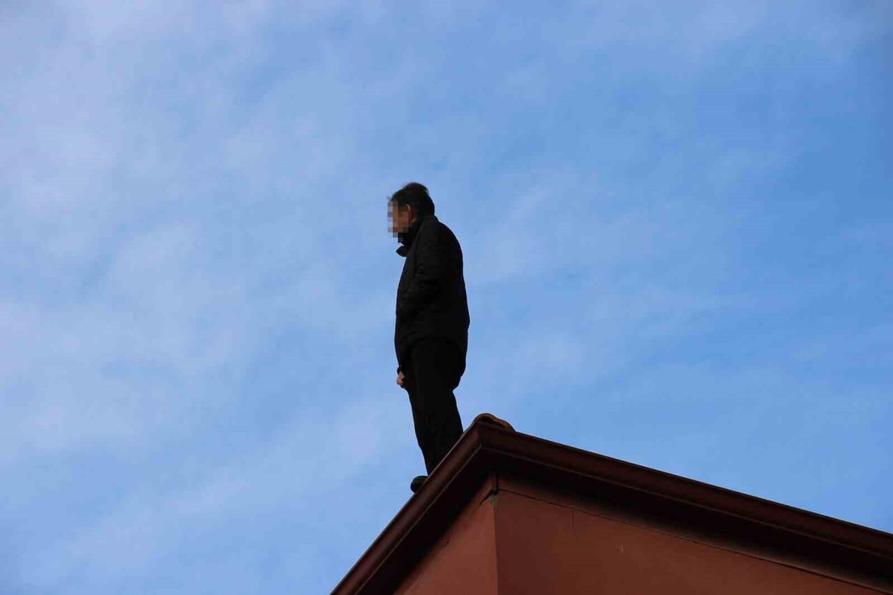 ÇORUM'DA 4 KATLI BİNANIN ÇATISINA ÇIKARAK İNTİHAR GİRİŞİMİNDE BULUNAN ŞAHIS, İL EMNİYET MÜDÜRÜ...