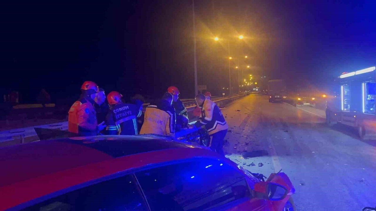 ÇORUM'DA OTOMOBİLİN TIRA ÇARPMASI SONUCUNDA MEYDANA GELEN TRAFİK KAZASINDA OTOMOBİLDE YOLCU OLARAK...