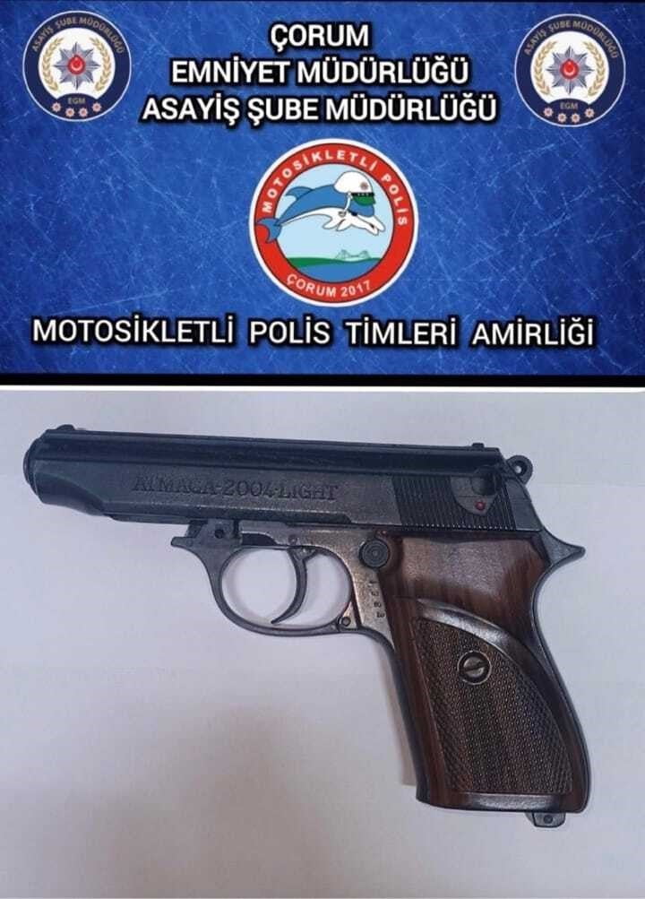 ÇORUM'DA POLİS EKİPLERİNCE GERÇEKLEŞTİRİLEN DENETİMLERDE HAKLARINDA YAKALAMA KARARI BULUNAN 9 KİŞİ...