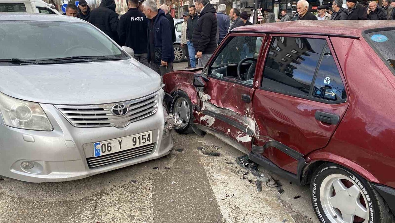 ÇORUM'DA ÜÇ ARACIN ÇARPIŞMASI NETİCESİNDE MEYDANA GELEN KAZADA SÜRÜCÜLER YARA ALMADAN...