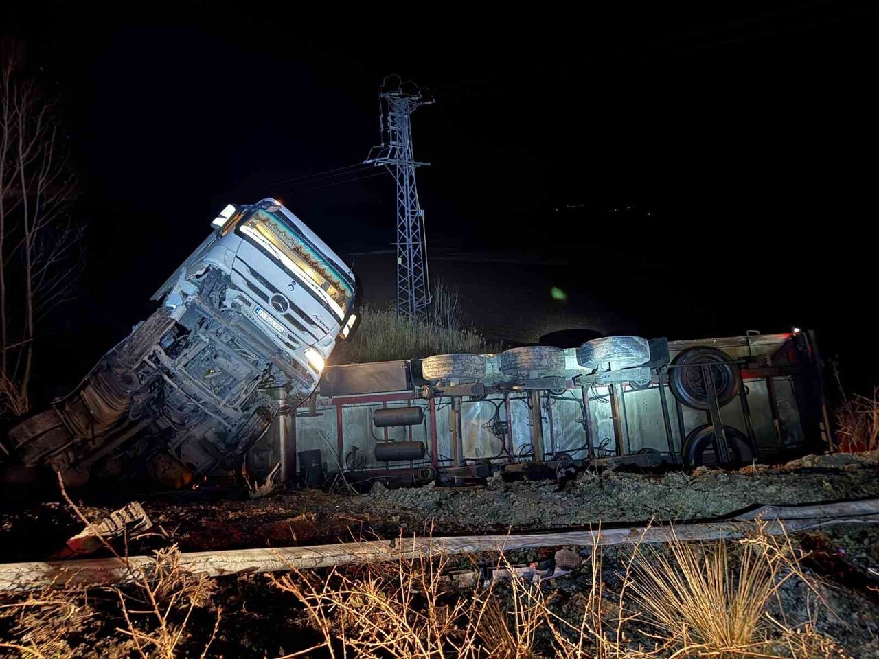 ÇORUM'UN ALACA İLÇESİ İLE YOZGAT KARAYOLU ÜZERİNDE MEYDANA GELEN ZİNCİRLEME TRAFİK KAZASINDA 4...