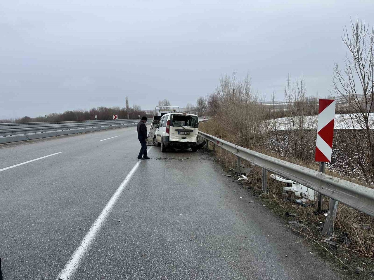 ÇORUM'UN ALACA İLÇESİNDE KAZA YAPAN HAFİF TİCARİ ARAÇTAN İNEN VATANDAŞLARA OTOMOBİL ÇARPTI. KAZADA...