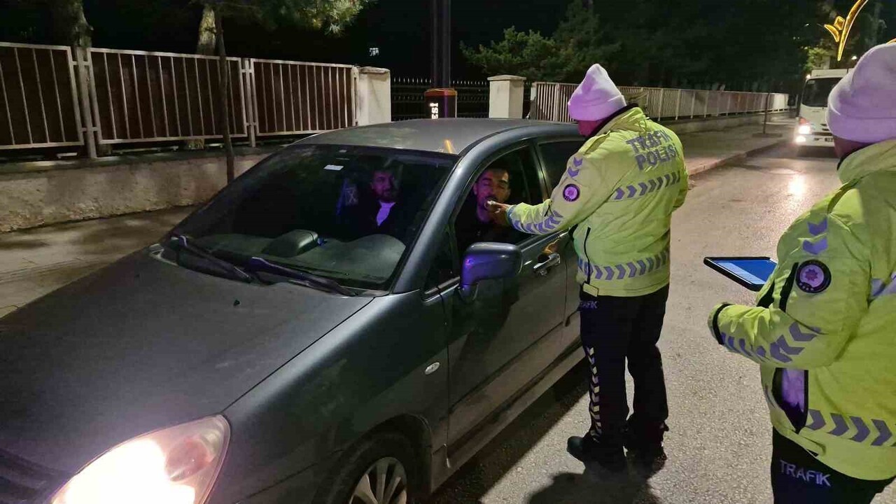 ÇORUM'UN ALACA İLÇESİNDE POLİS EKİPLERİ TARAFINDAN GERÇEKLEŞTİRİLEN DENETİMDE, 30 ARACA TOPLAM 85...