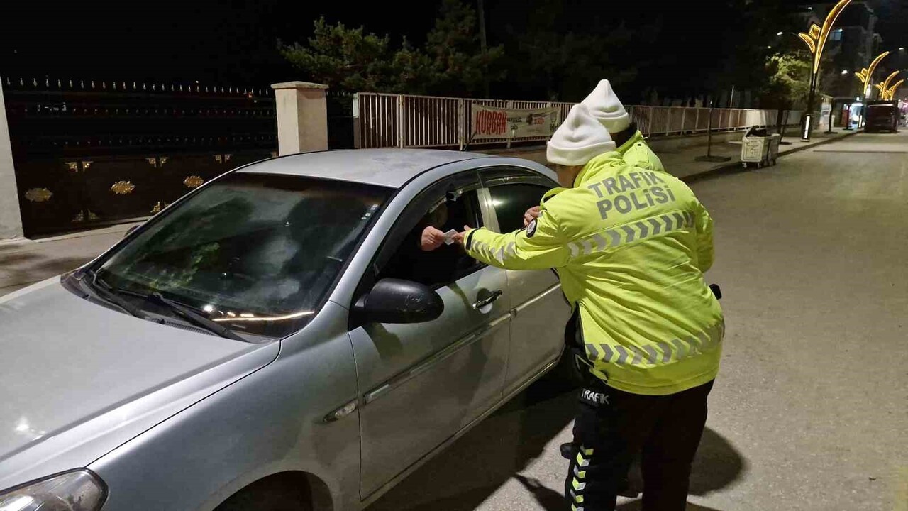 ÇORUM'UN ALACA İLÇESİNDE POLİS EKİPLERİ TARAFINDAN GERÇEKLEŞTİRİLEN DENETİMDE, 30 ARACA TOPLAM 85...