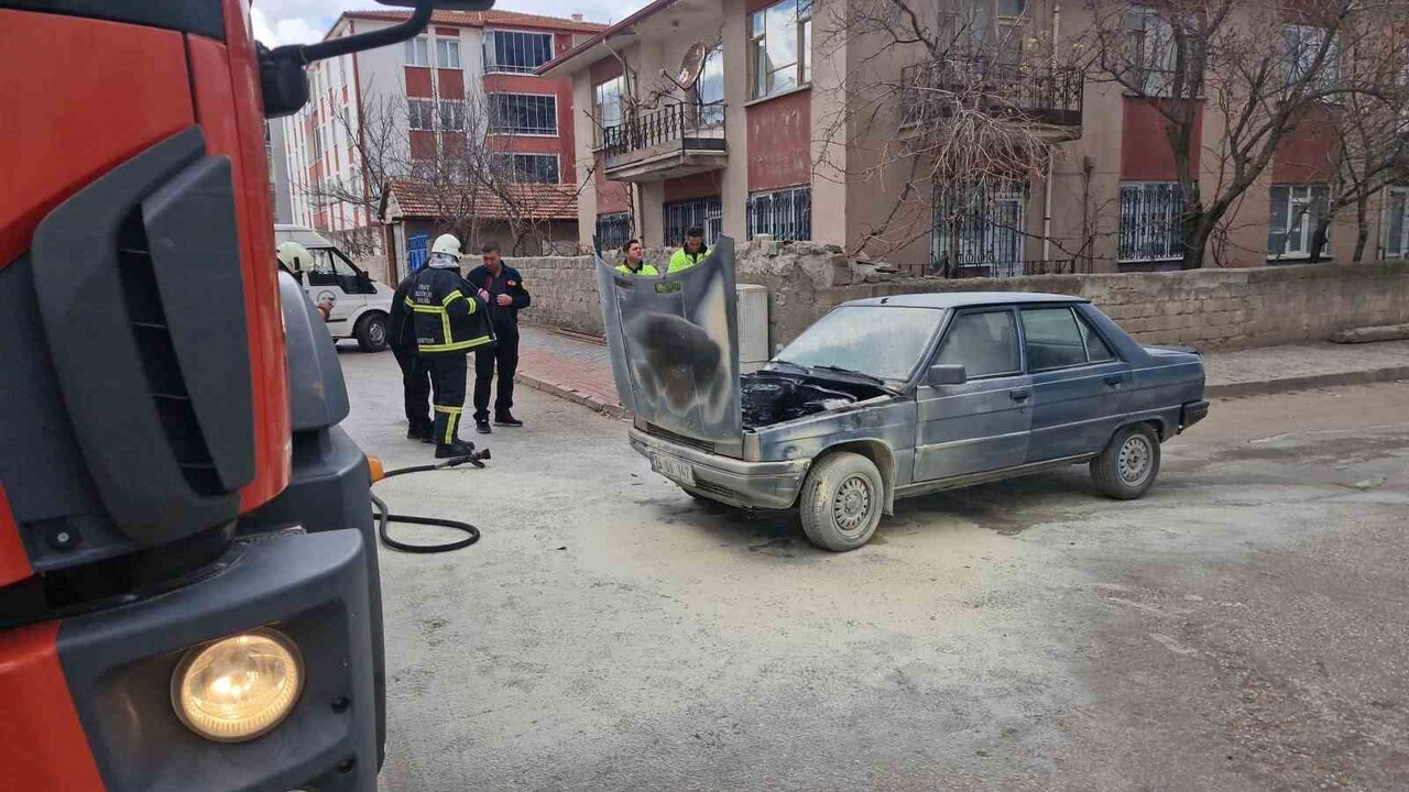 ÇORUM'UN ALACA İLÇESİNDE SEYİR HALİNDEYKEN MOTOR KISMI TUTUŞAN OTOMOBİLDE ÇIKAN YANGINI İTFAİYE...