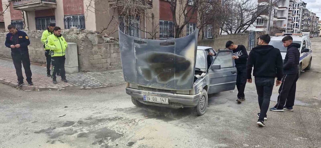 ÇORUM'UN ALACA İLÇESİNDE SEYİR HALİNDEYKEN MOTOR KISMI TUTUŞAN OTOMOBİLDE ÇIKAN YANGINI İTFAİYE...