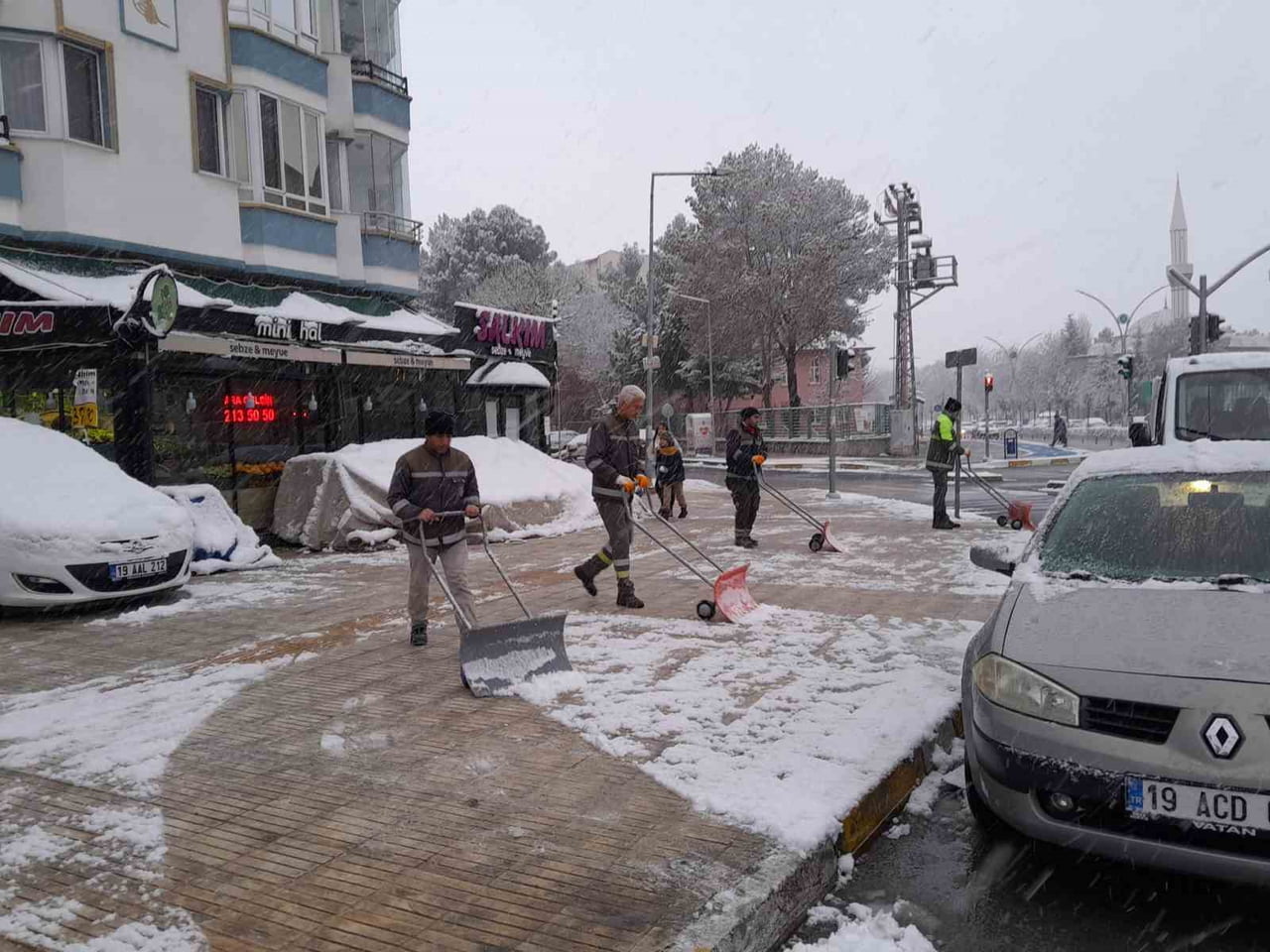 ÇORUM BELEDİYESİ, KIŞ MEVSİMİNİN ZORLU ŞARTLARINA KARŞI "KARLA MÜCADELE EYLEM PLANI"NI DEVREYE...