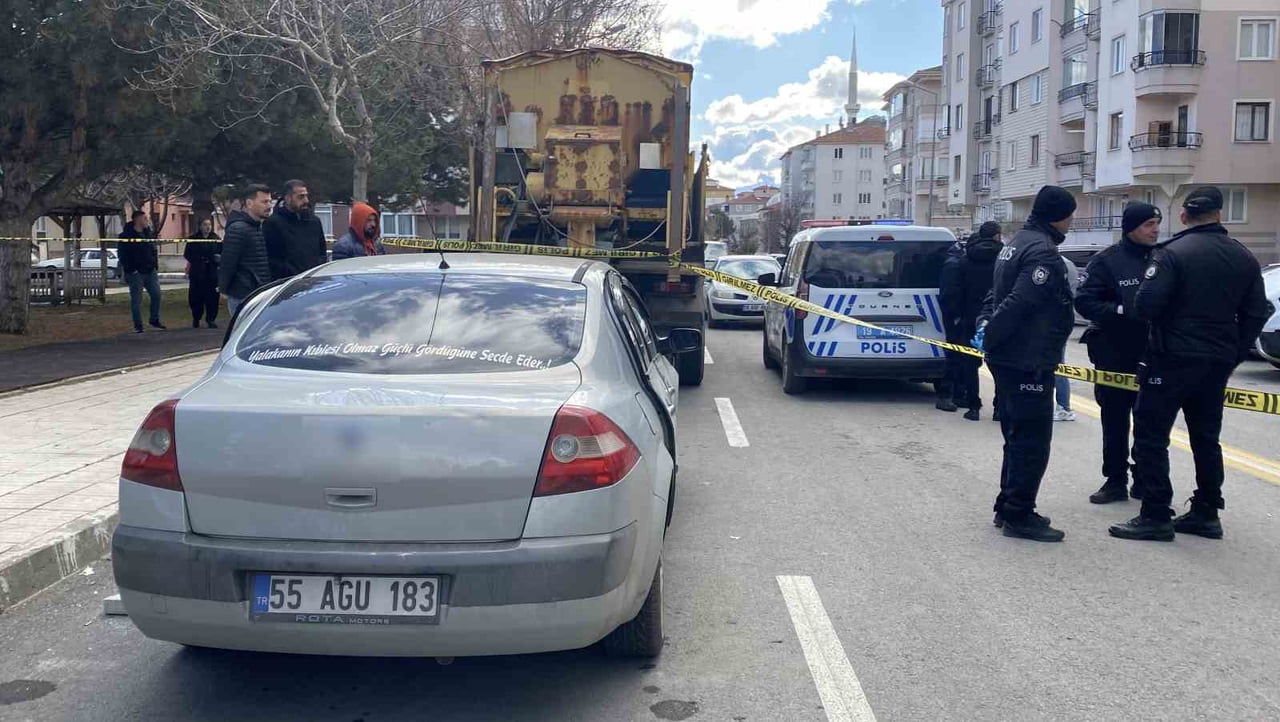 ÇORUM’DA CADDE KENARINDA PARK HALİNDEKİ BİR OTOMOBİLİN İÇERİSİNDE 30 YAŞINDAKİ BİR VATANDAŞIN...