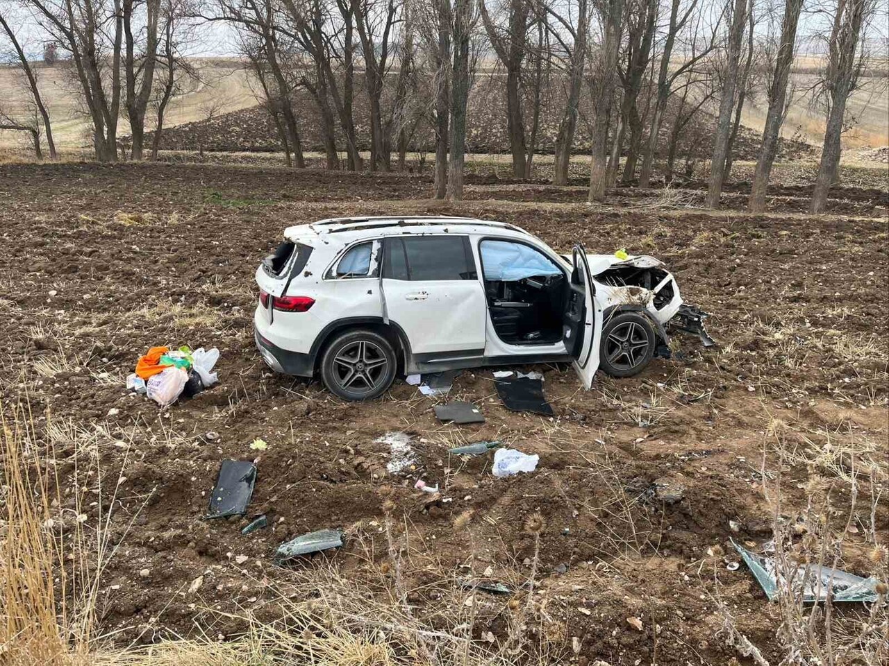 ÇORUM’DA SUNGURLU-ALACA KARAYOLUNDA SÜRÜCÜSÜNÜN DİREKSİYON HAKİMİYETİNİ KAYBETTİĞİ OTOMOBİLİN...