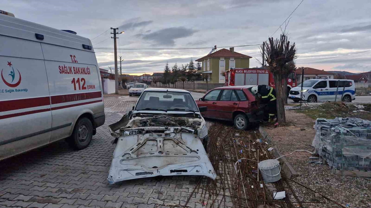 ÇORUM’UN ALACA İLÇESİNDE İKİ OTOMOBİLİN ÇARPIŞMASI NETİCESİNDE MEYDANA GELEN KAZADA 1 KİŞİ...