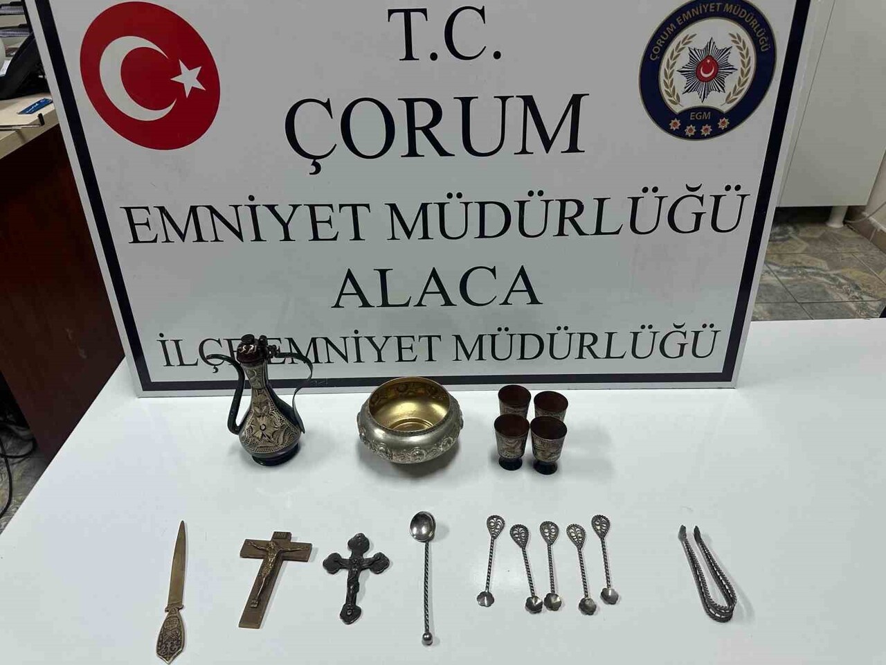 ÇORUM’UN ALACA İLÇESİNDE POLİS EKİPLERİNCE DÜZENLENEN OPERASYONDA, TARİHİ ESER NİTELİĞİ TAŞIDIĞI...