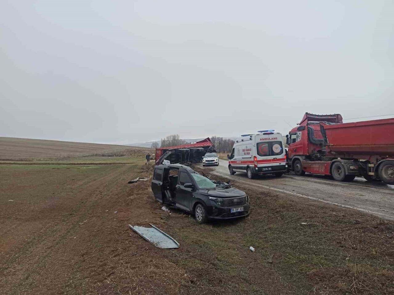 ÇORUM’UN ALACA İLÇESİNDE TIRIN DORSESİNİN ÜZERİNE DEVRİLDİĞİ HAFİF TİCARİ ARAÇTAKİ 2 KİŞİ...