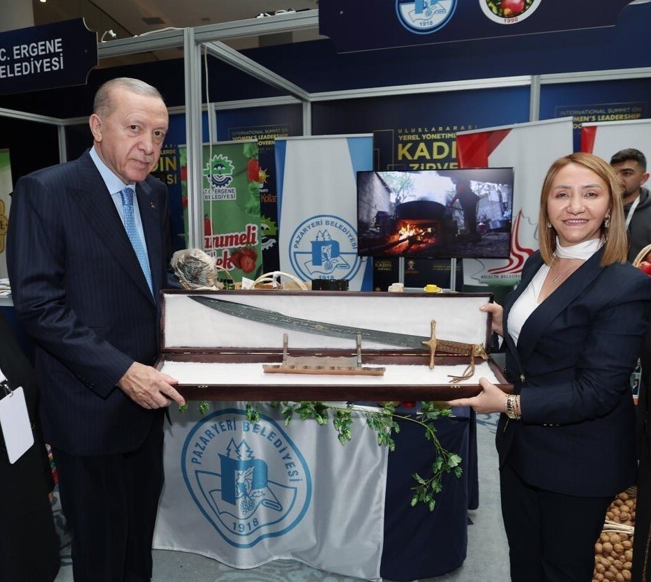 CUMHURBAŞKANI ERDOĞAN'A KILIÇ HEDİYE ETTİ