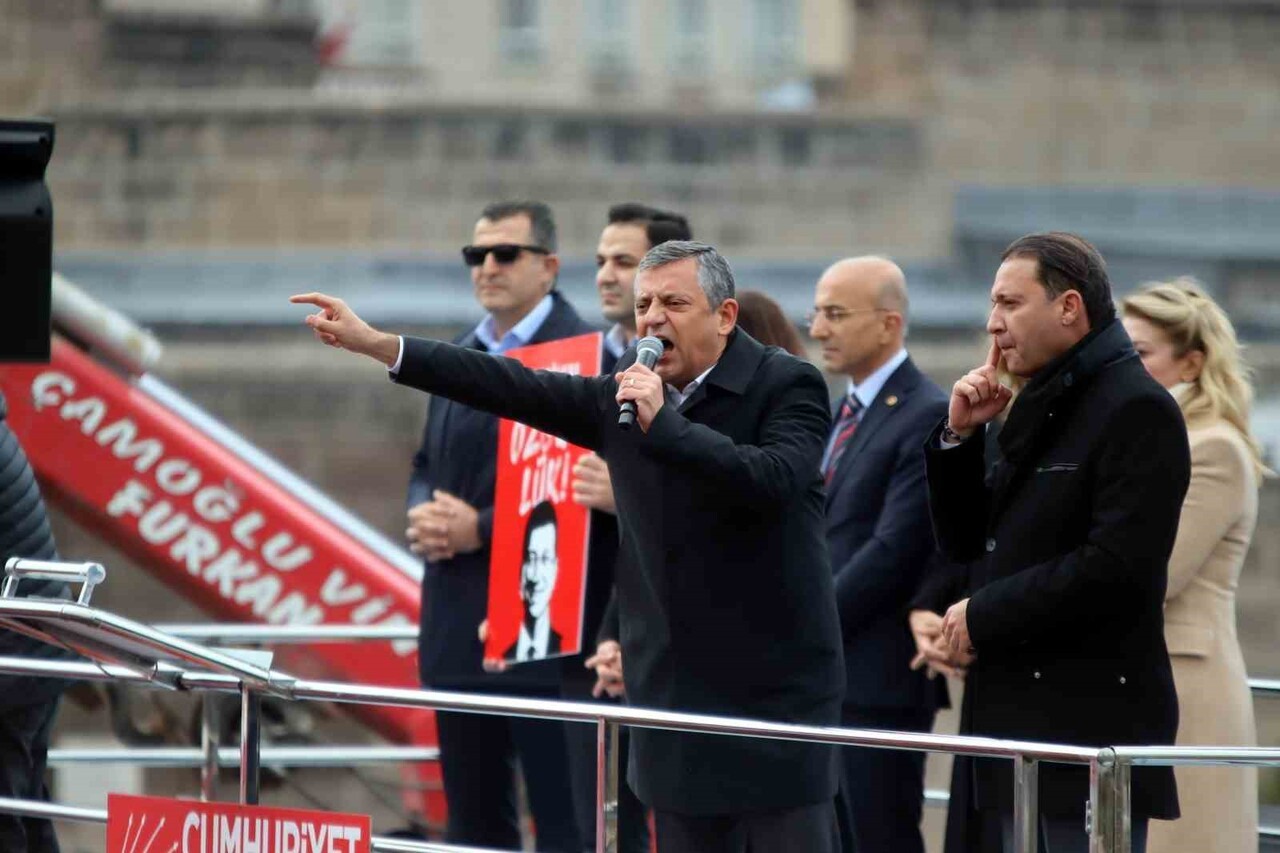 CUMHURİYET HALK PARTİSİ (CHP) GENEL BAŞKANI ÖZGÜR ÖZEL; KAYSERİ'DE DÜZENLENEN MİTİNGDE; "ASGARİ...