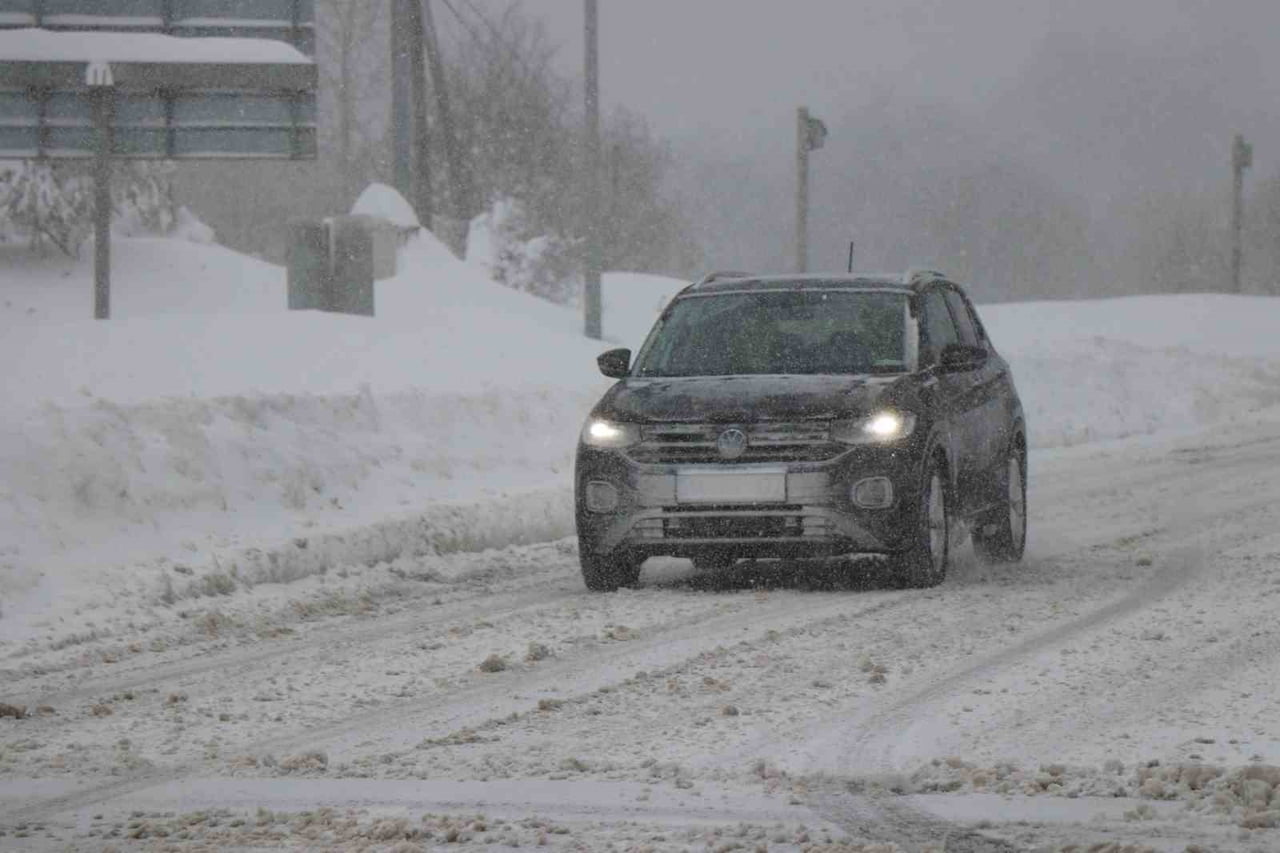 D-100 KARA YOLUNUN BOLU DAĞI GEÇİŞİNDE 3 GÜNDÜR ARALIKLARLA ETKİLİ OLAN YAĞIŞLA BİRLİKTE KAR...