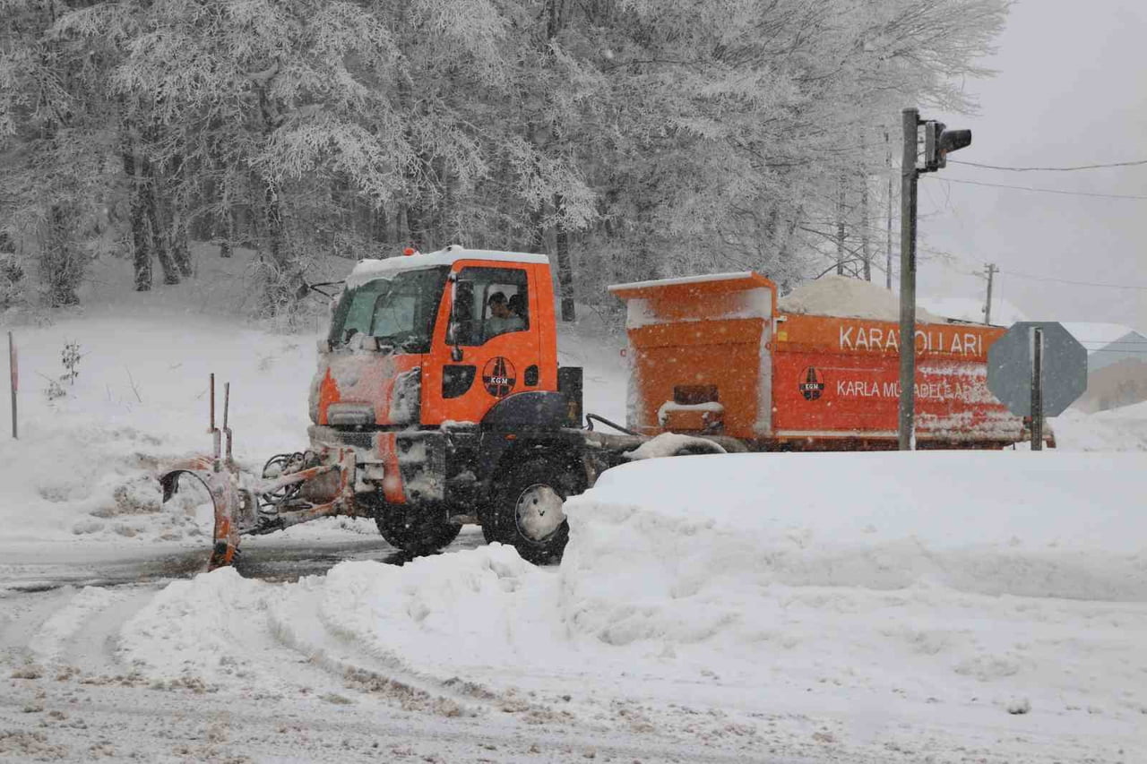D-100 KARA YOLUNUN BOLU DAĞI GEÇİŞİNDE 3 GÜNDÜR ARALIKLARLA ETKİLİ OLAN YAĞIŞLA BİRLİKTE KAR...