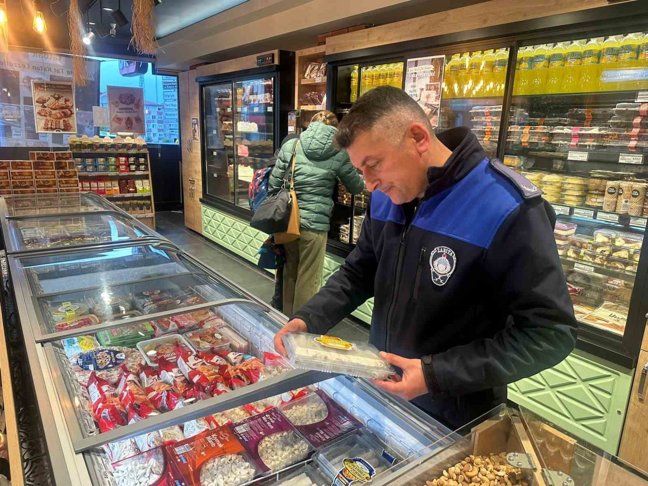 DARICA BELEDİYESİ ZABITA MÜDÜRLÜĞÜ EKİPLERİ, YILBAŞI ÖNCESİNDE İLÇE GENELİNDEKİ İŞLETMELERDE GIDA...
