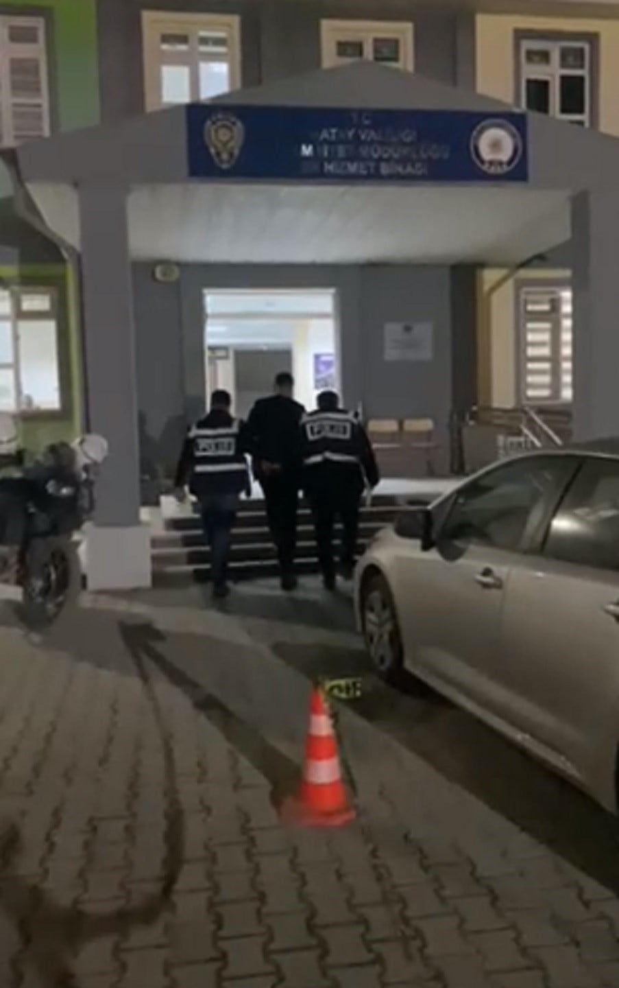 DEFNE’DE HAPİS CEZASI İLE ARANAN 1 KİŞİ TUTUKLANDI