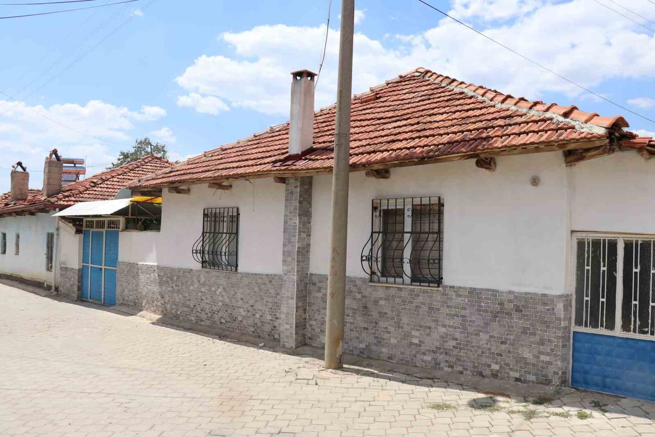 DENİZLİ'NİN TAVAS İLÇESİNDE CEZAEVİNDEN İZİNLİ ÇIKIP ÜÇ ÇOCUK ANNESİ EŞİNİ ELLERİ VE AYAKLARINI...